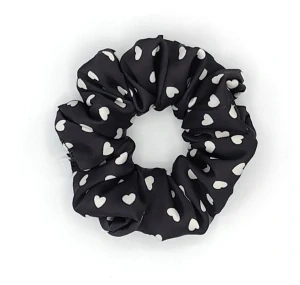 Scrunchie gumička černá - srdíčka - L - klasik