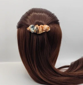 Spona do vlasů scrunchie šedé květy 8 cm