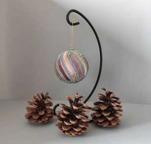 Vánoční baňka z korálků - 7 cm béžová