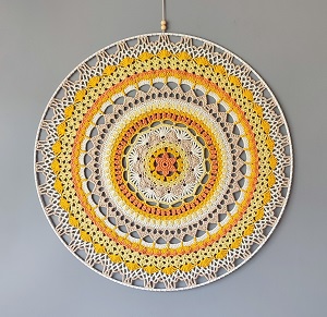 Háčkovaná Mandala - Béžovo žlutá 50 cm