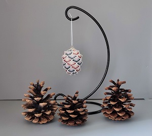 Vánoční šiška z korálků - bílá 6 x 5 cm