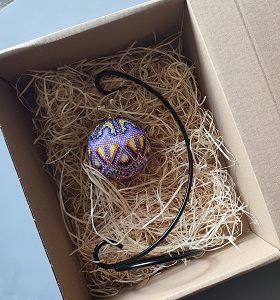 Vánoční baňka z korálků se stojanem - vzorovaná 7 cm