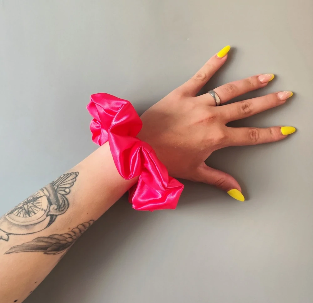 Saténová Scrunchie gumička růžová tmavá XL