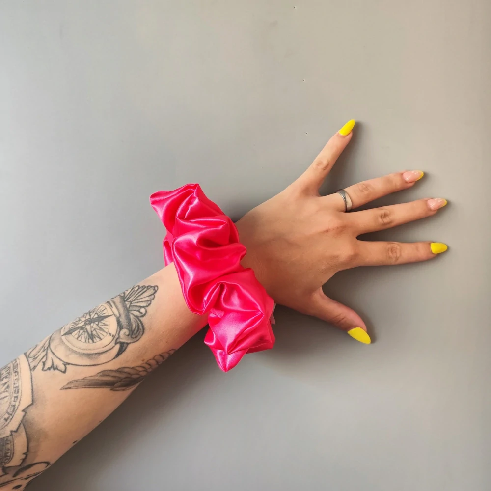 Saténová Scrunchie gumička růžová tmavá XXL