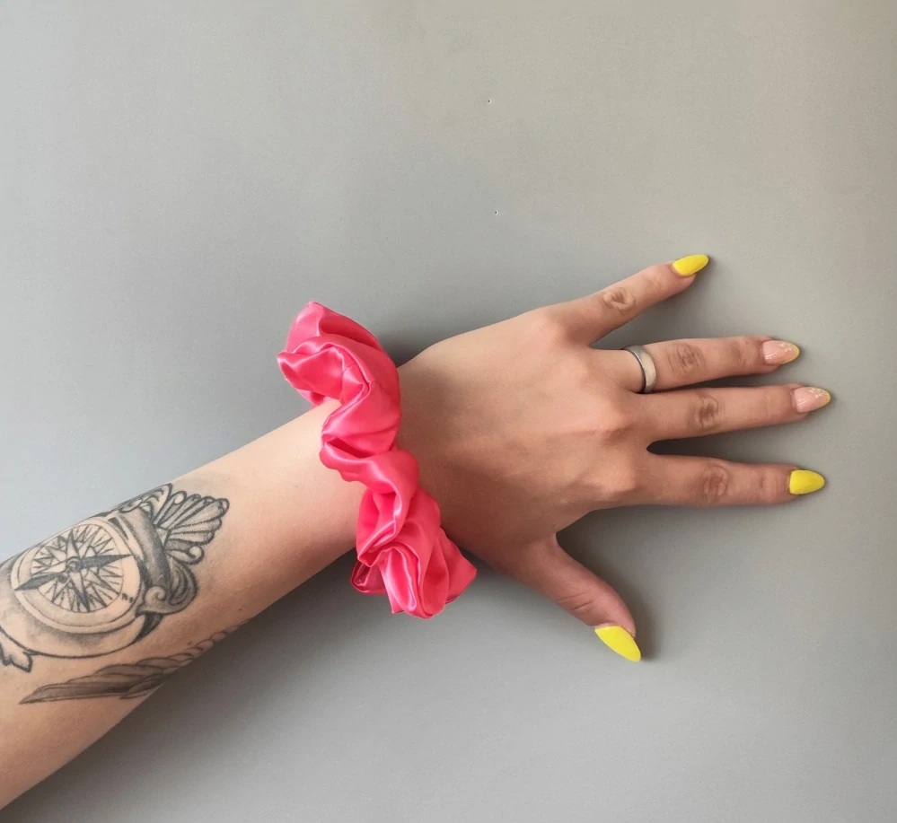 Saténová Scrunchie gumička růžová tmavá L - klasik