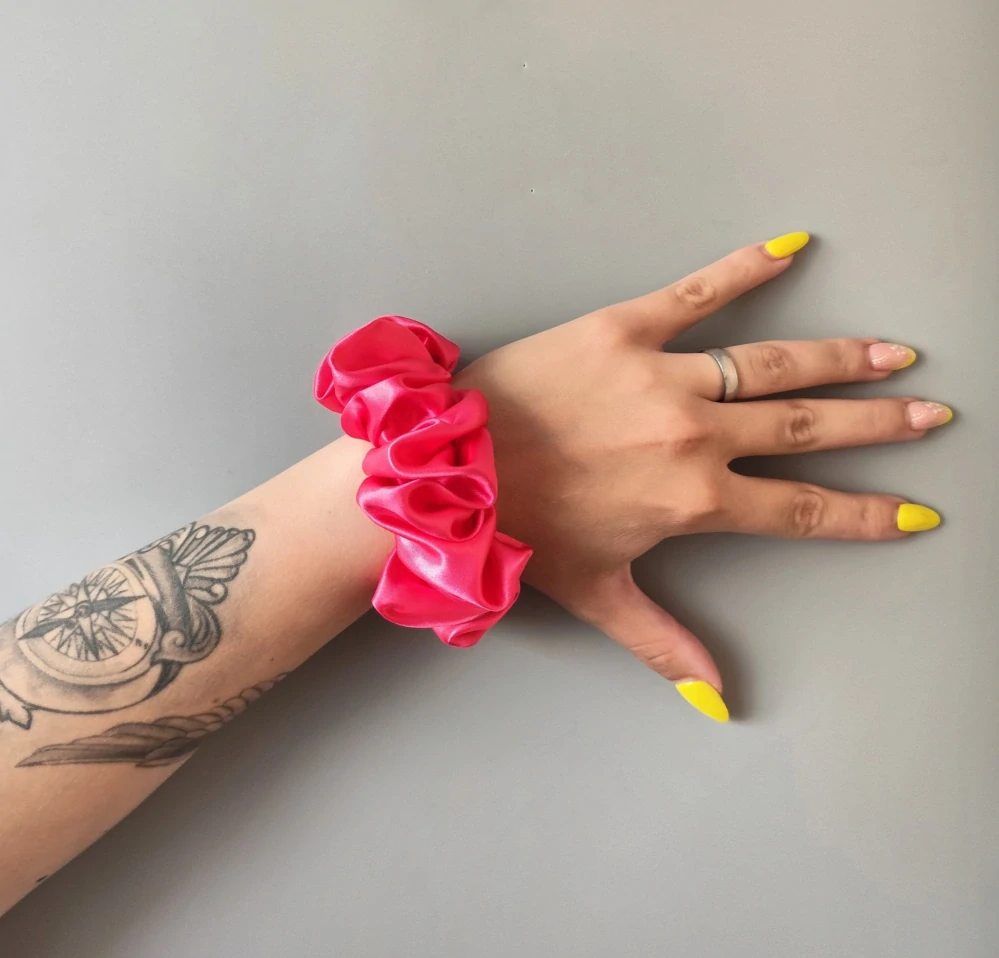 Saténová Scrunchie gumička růžová tmavá L 