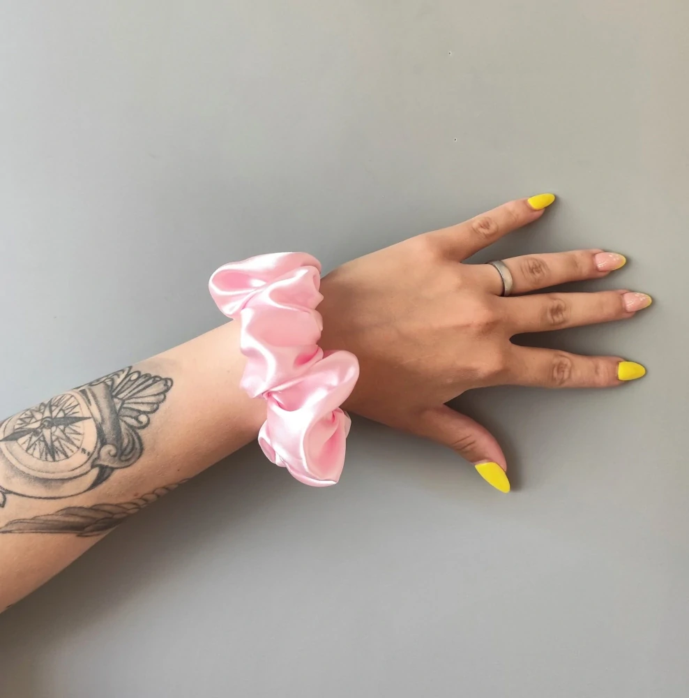Saténová Scrunchie gumička růžová světlá L 