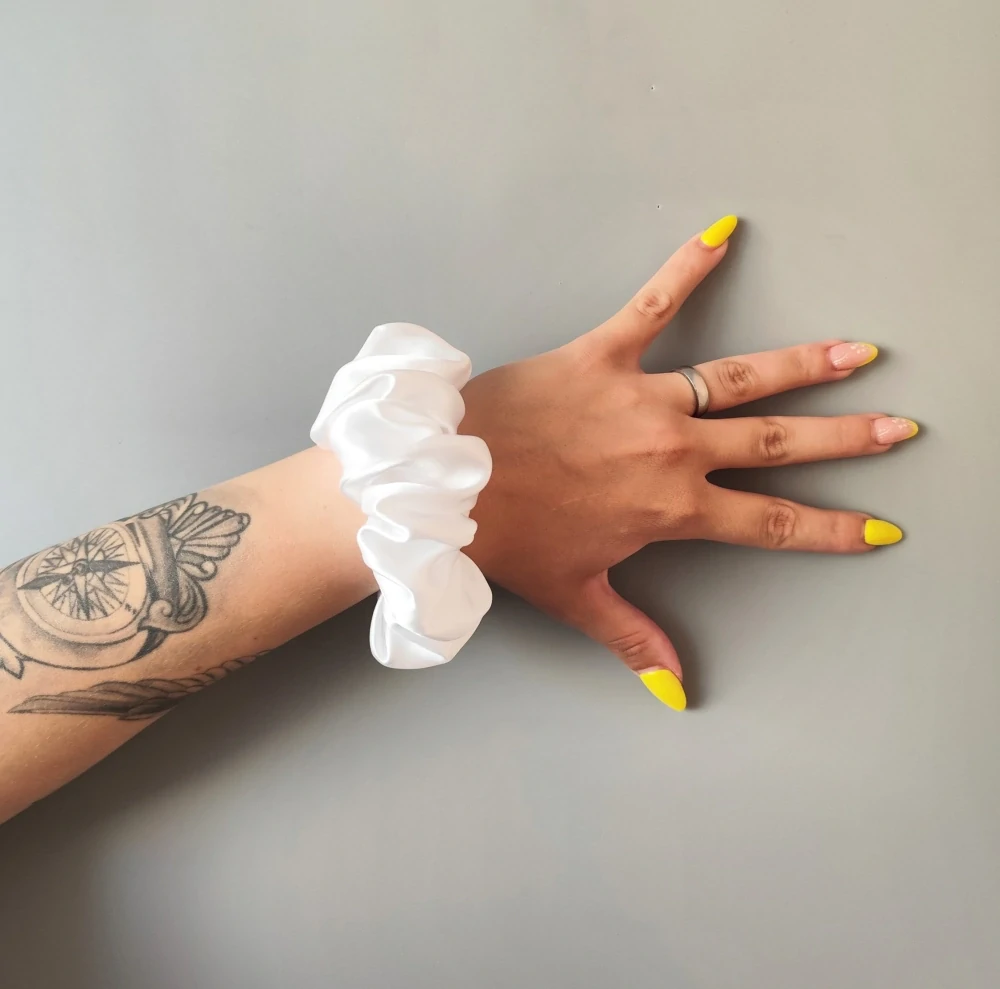 Saténová Scrunchie gumička bílá L 