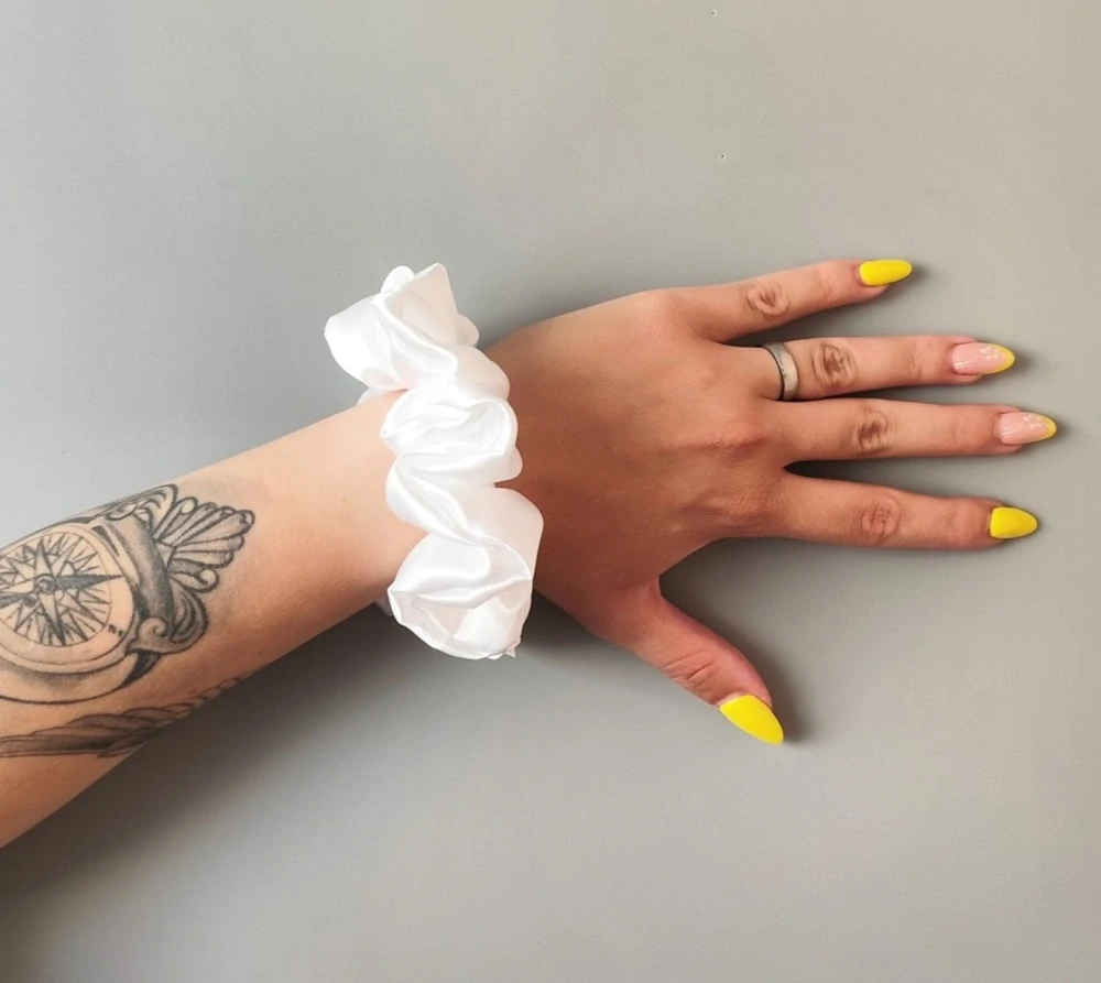 Saténová Scrunchie gumička bílá L - klasik