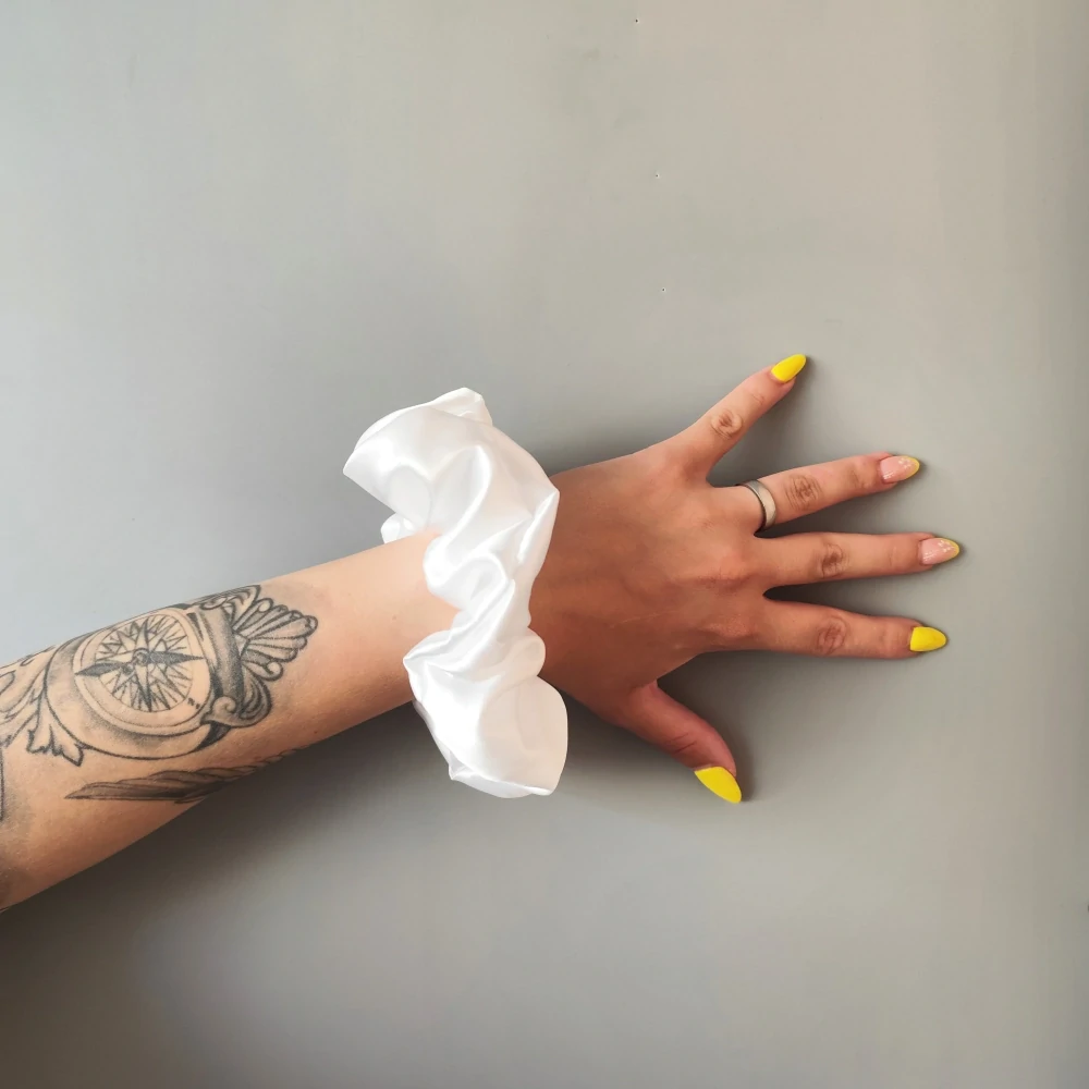 Saténová Scrunchie gumička bílá XL