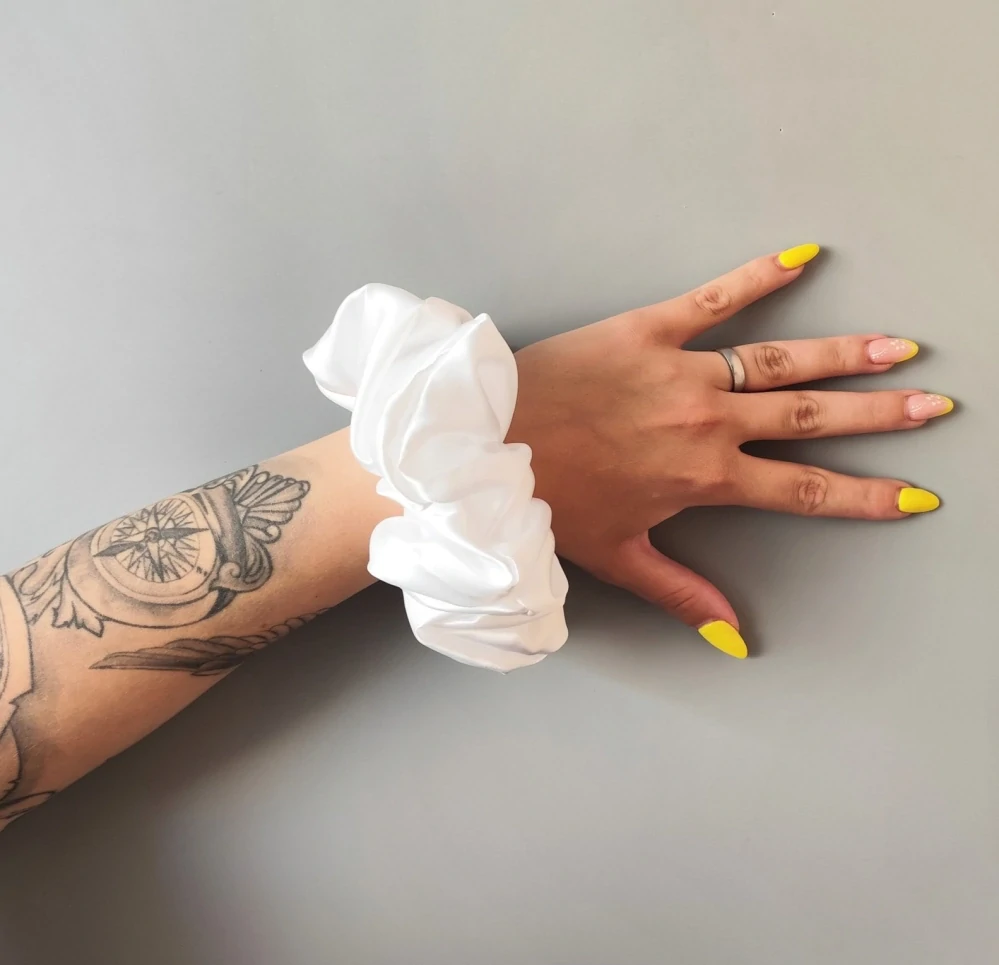 Saténová Scrunchie gumička bílá XXL