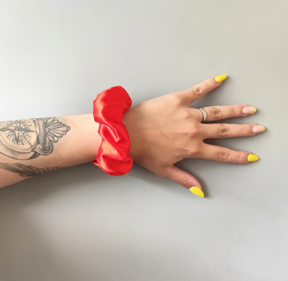 Saténová Scrunchie gumička červená L 