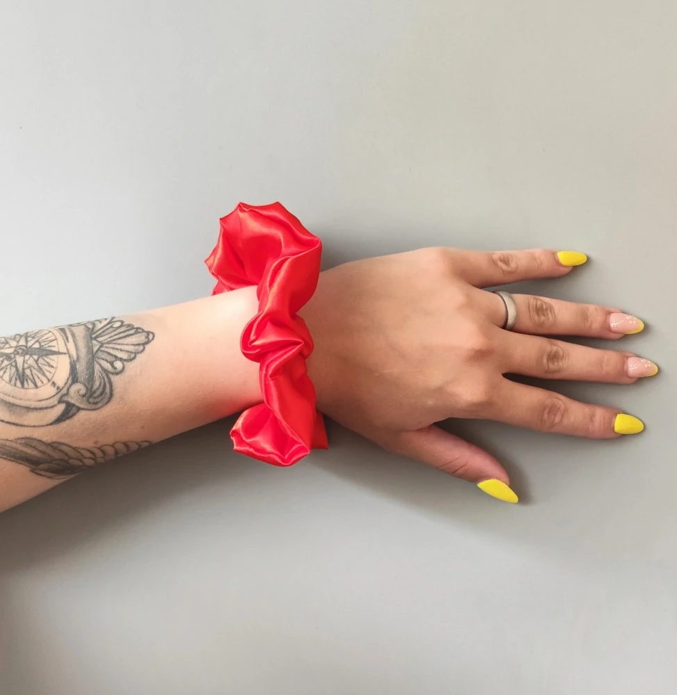 Saténová Scrunchie gumička červená L - klasik