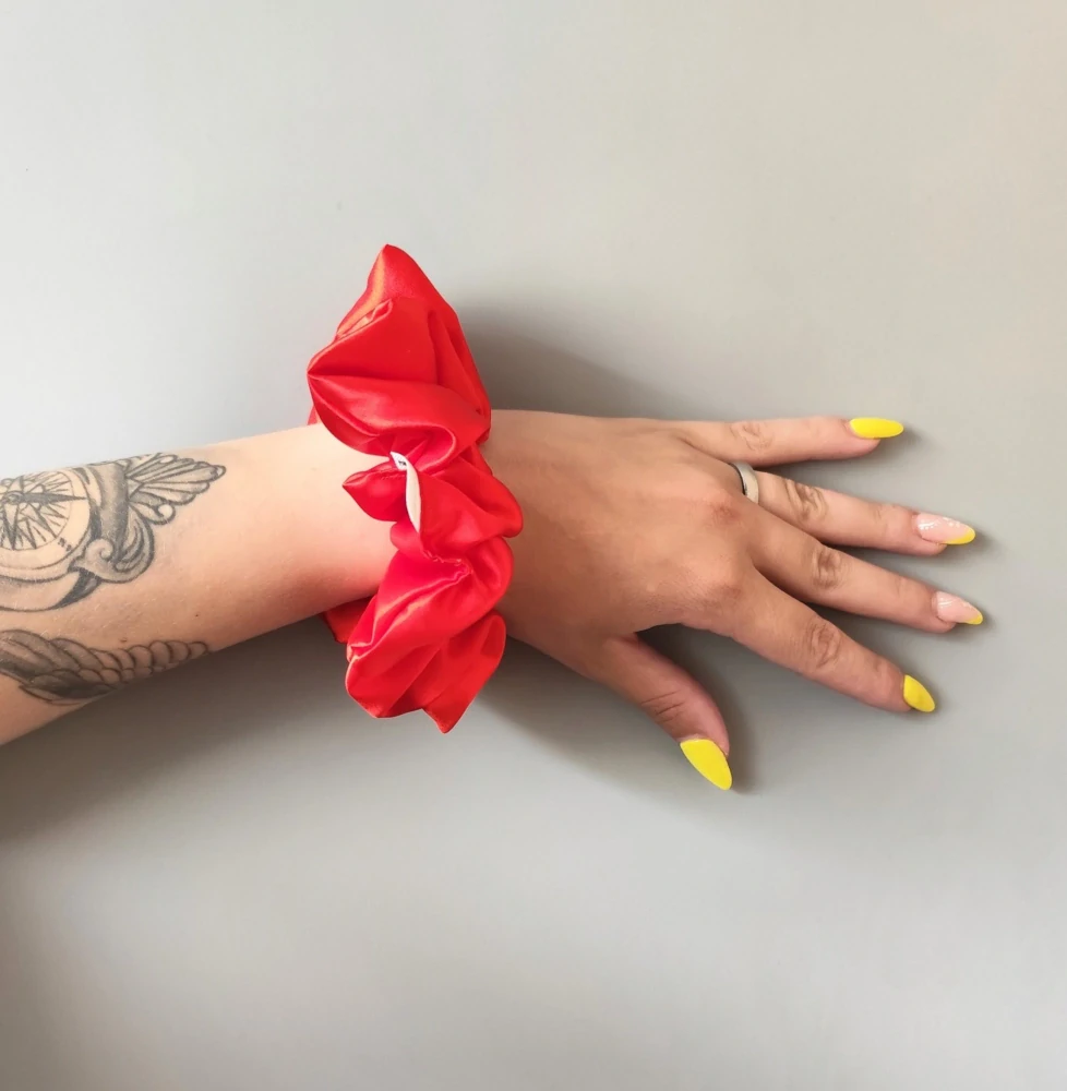 Saténová Scrunchie gumička červená XL