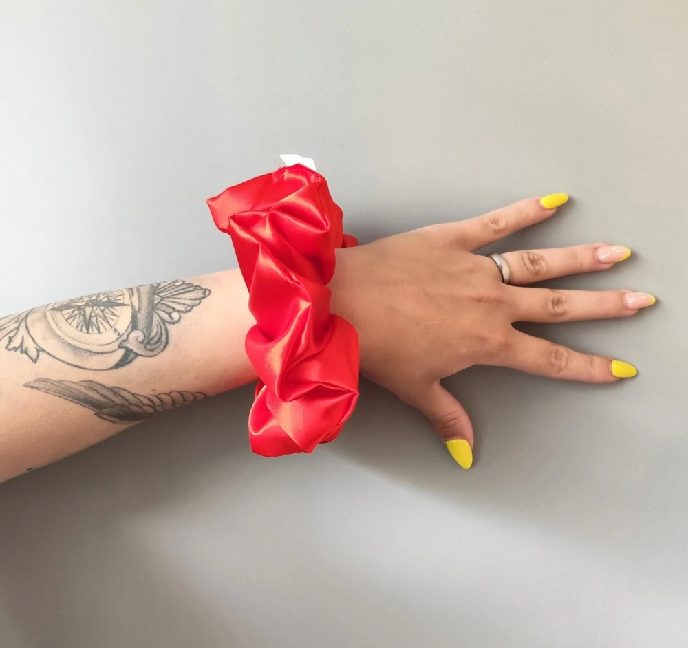 Saténová Scrunchie gumička červená XXL