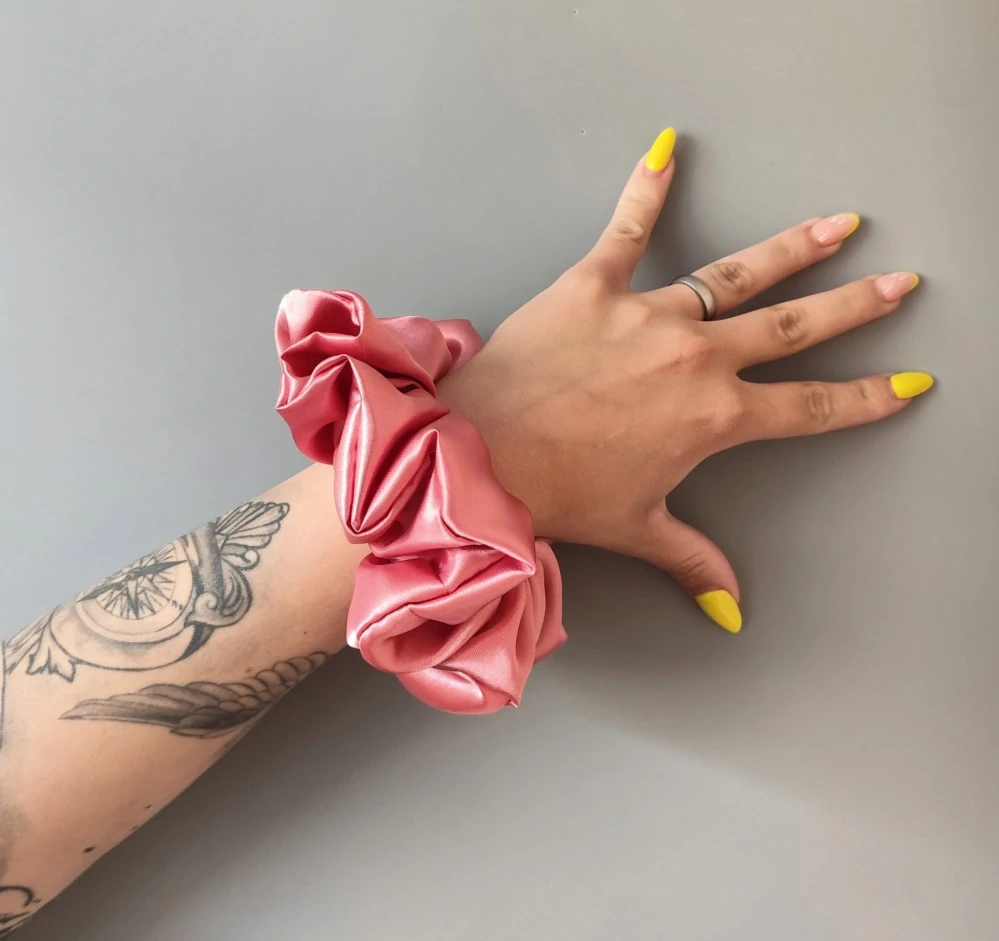 Saténová Scrunchie gumička starorůžová XXL