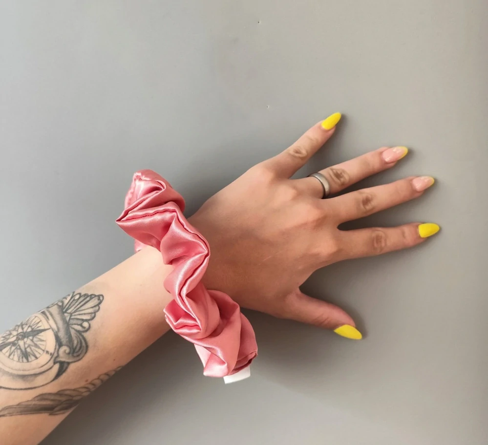 Saténová Scrunchie gumička starorůžová XL