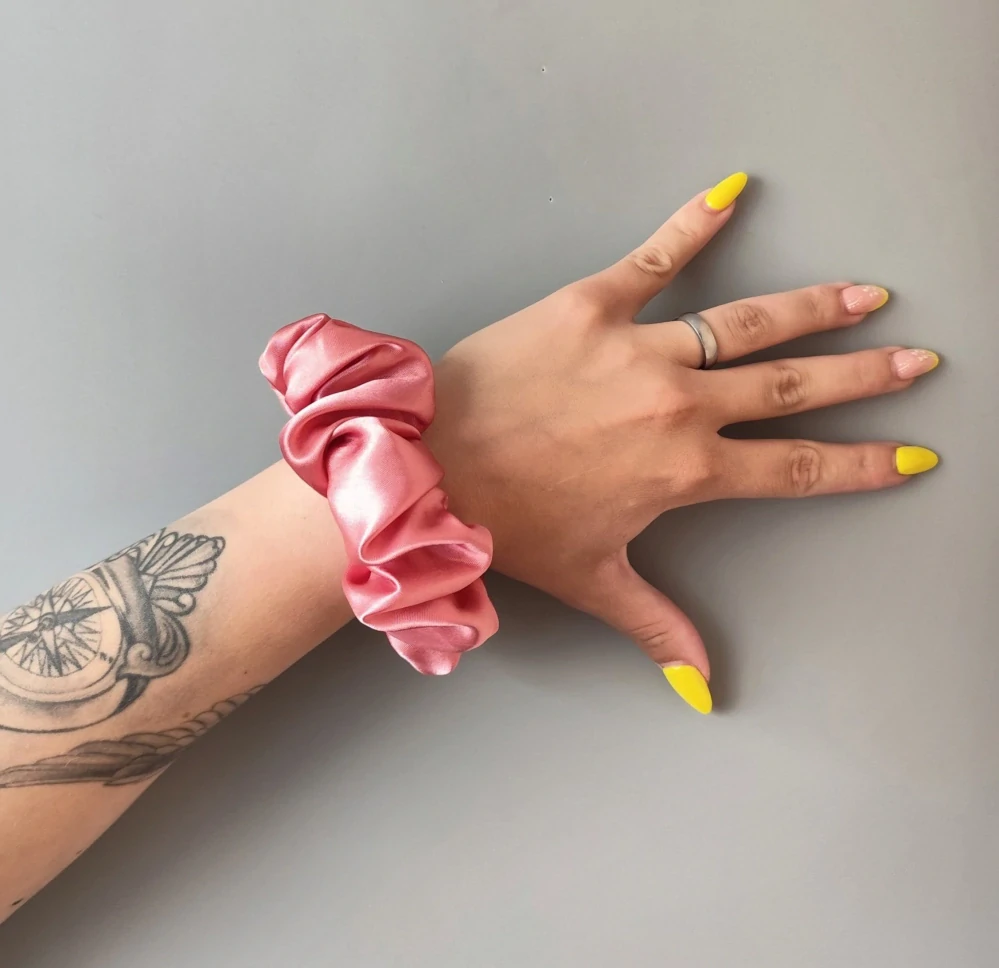 Saténová Scrunchie gumička starorůžová L 