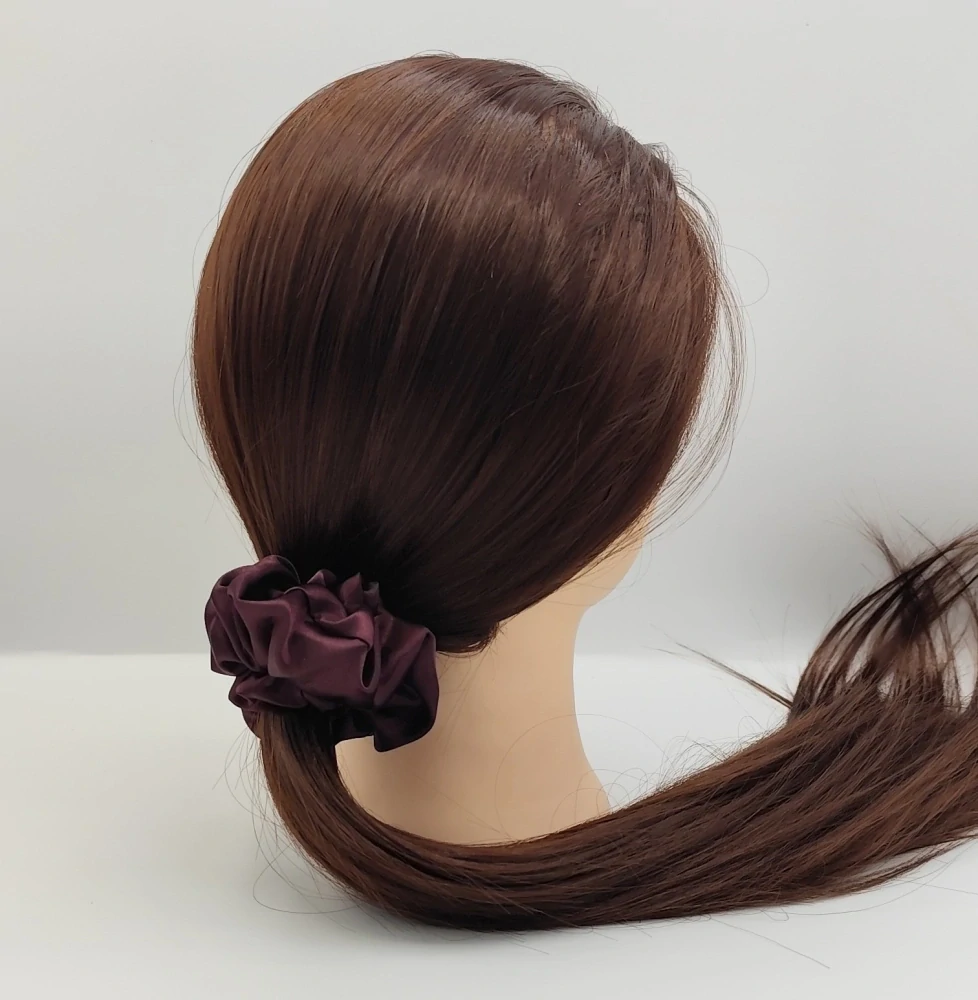 Saténová Scrunchie gumička vínová tmavá L 