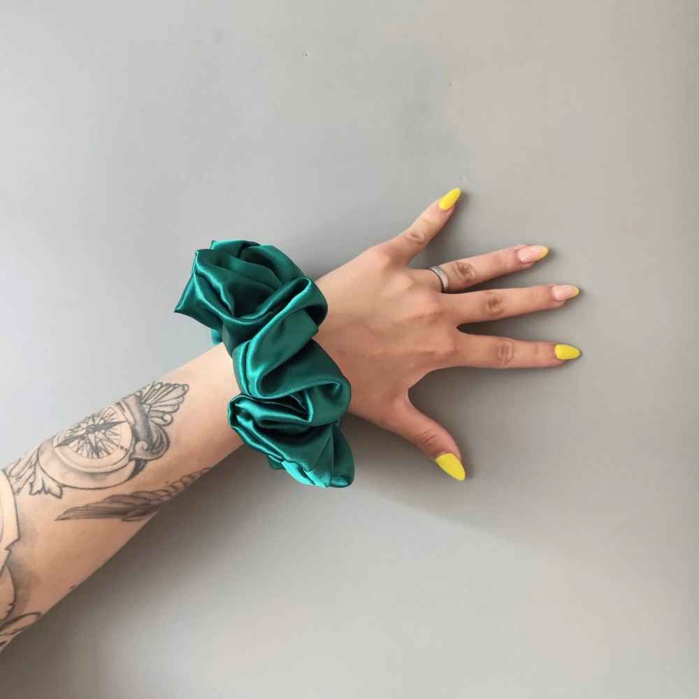 Saténová Scrunchie gumička zelená XXL