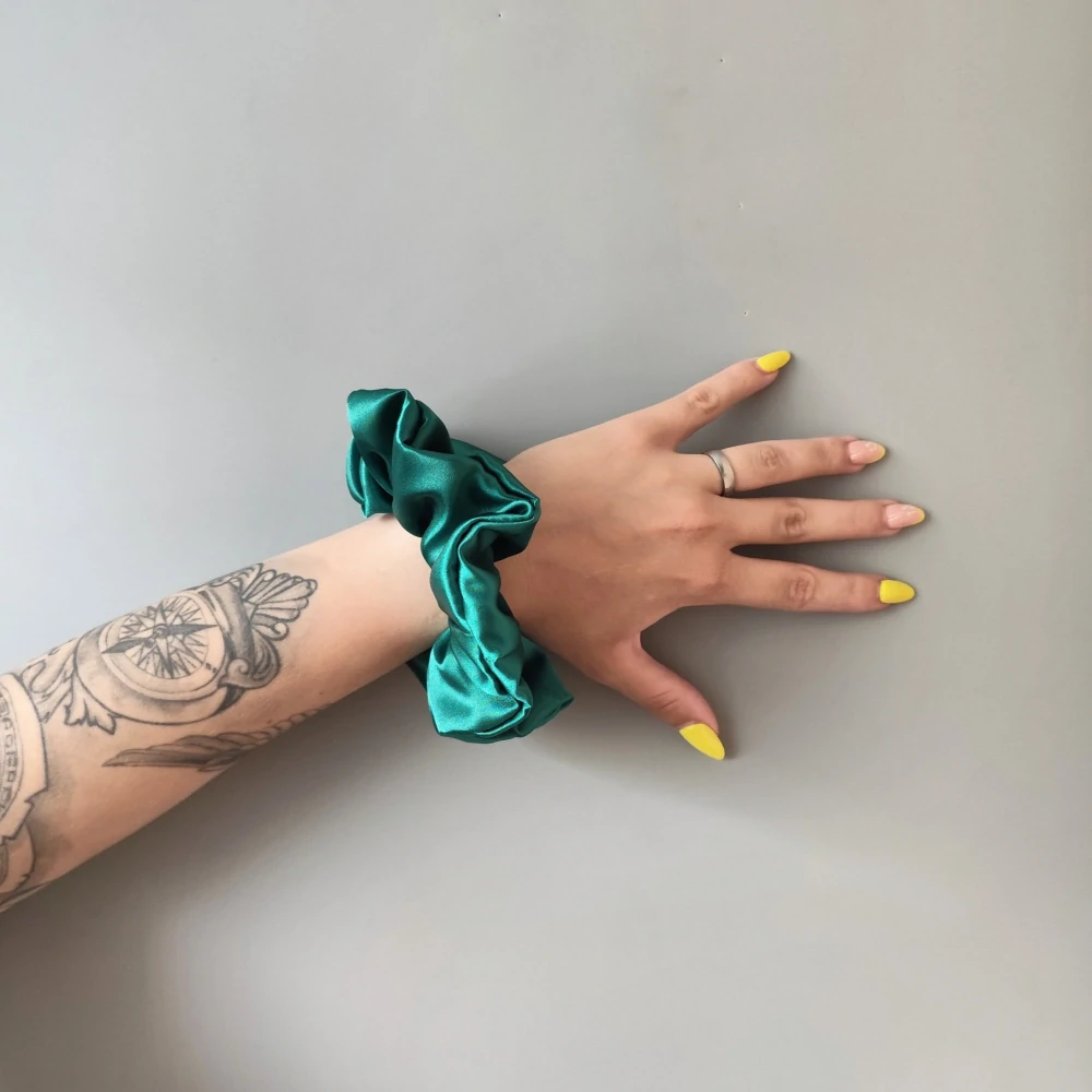 Saténová Scrunchie gumička zelená XL
