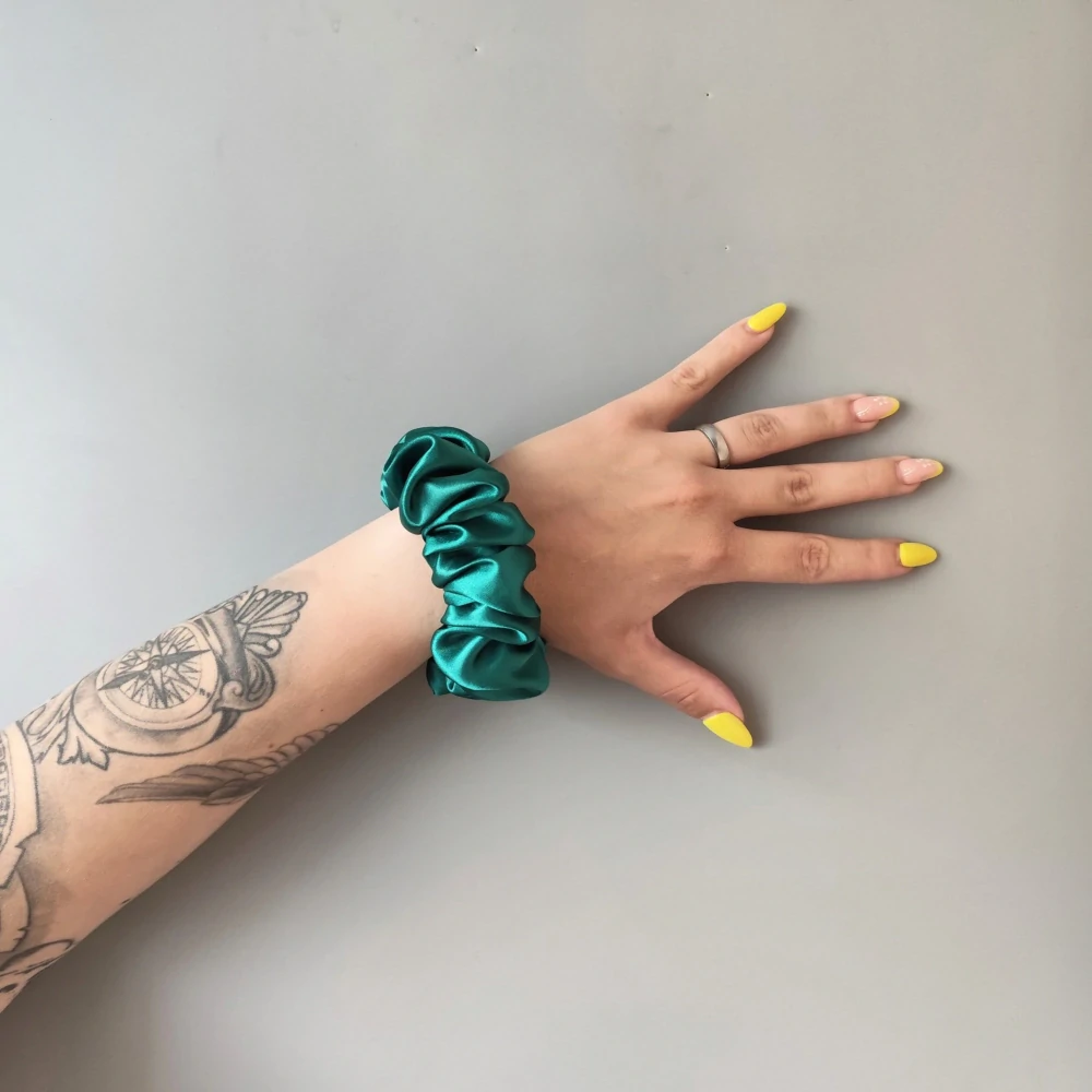 Saténová Scrunchie gumička zelená L 