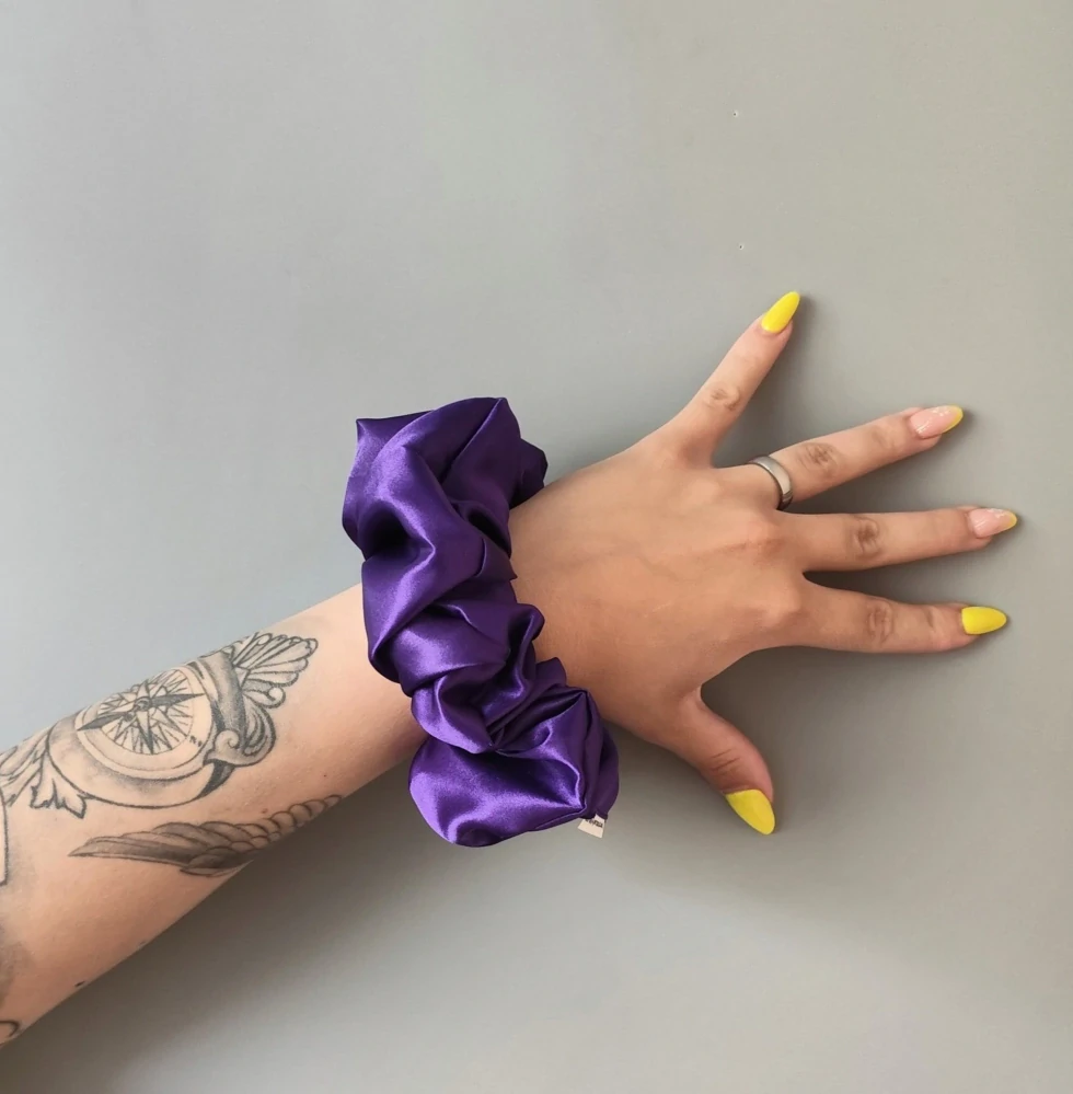 Saténová Scrunchie gumička fialová XXL