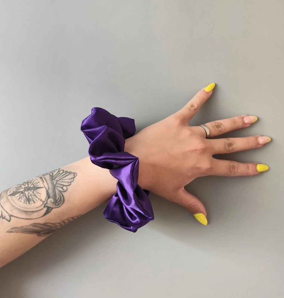 Saténová Scrunchie gumička fialová XL