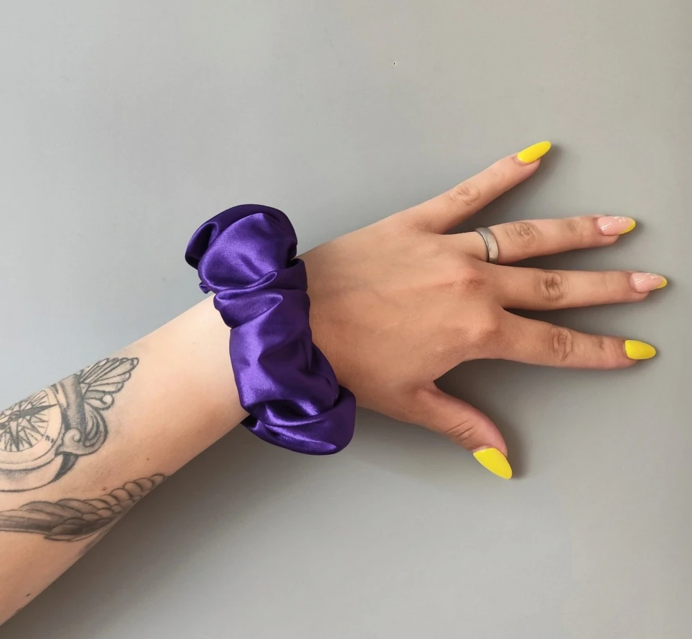 Saténová Scrunchie gumička fialová L 