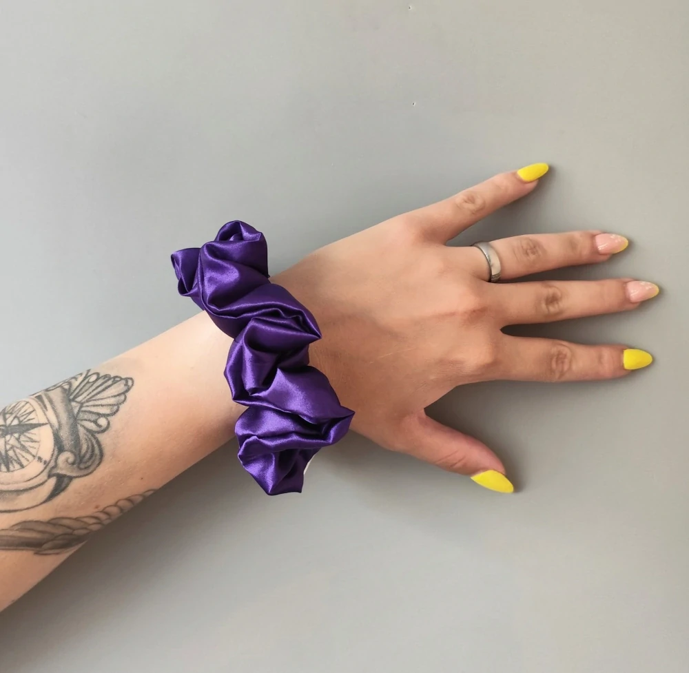 Saténová Scrunchie gumička fialová L - klasik