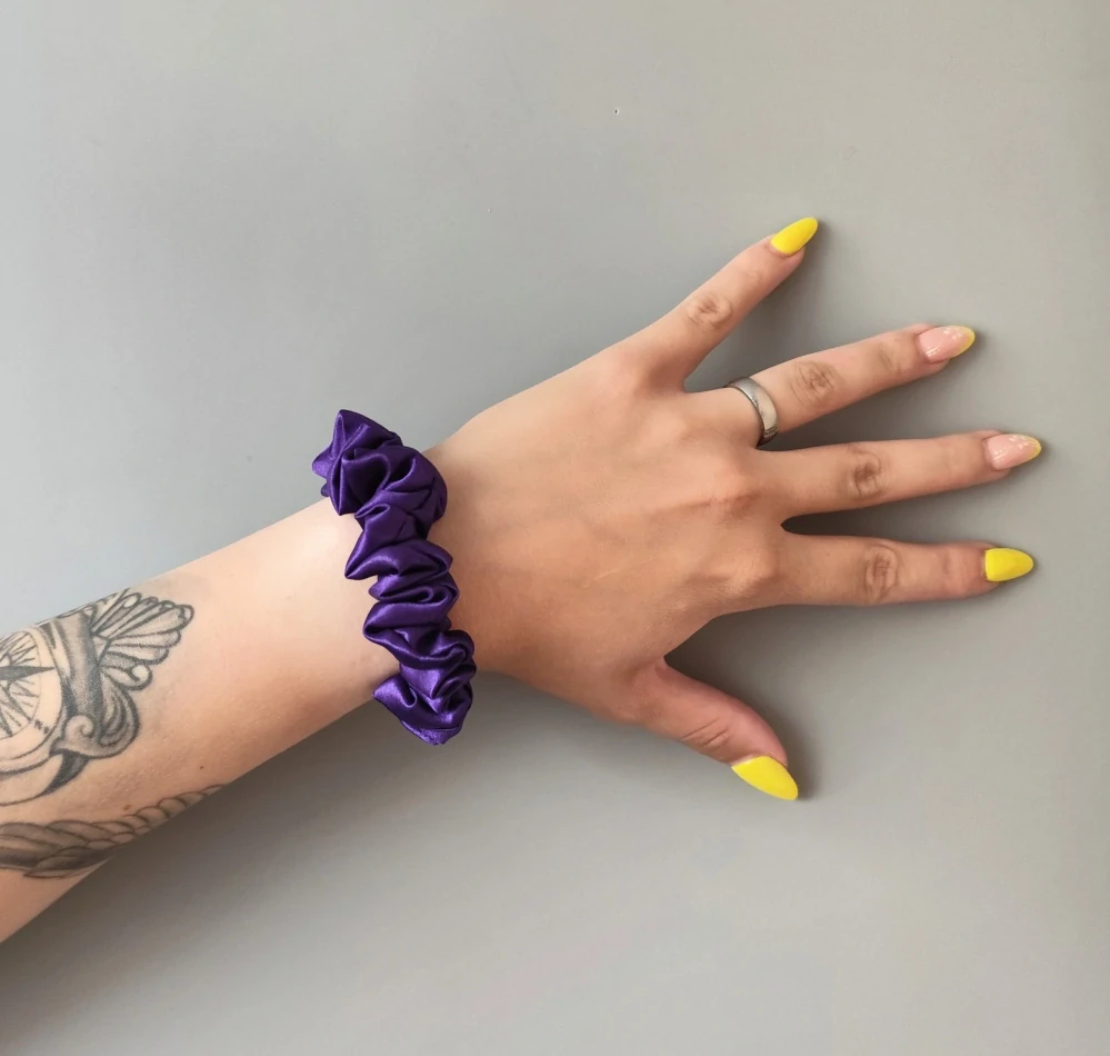 Saténová Scrunchie gumička fialová S