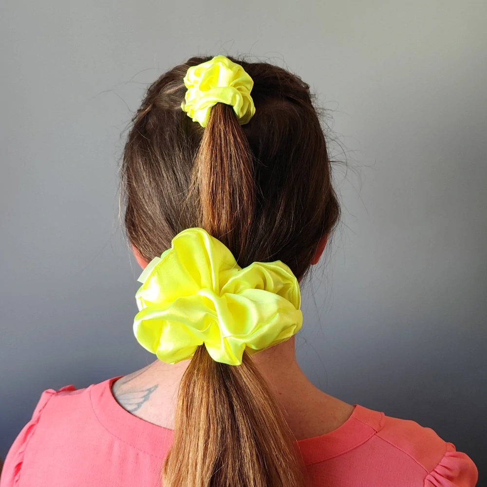 Saténová Scrunchie gumička reflexní XXL