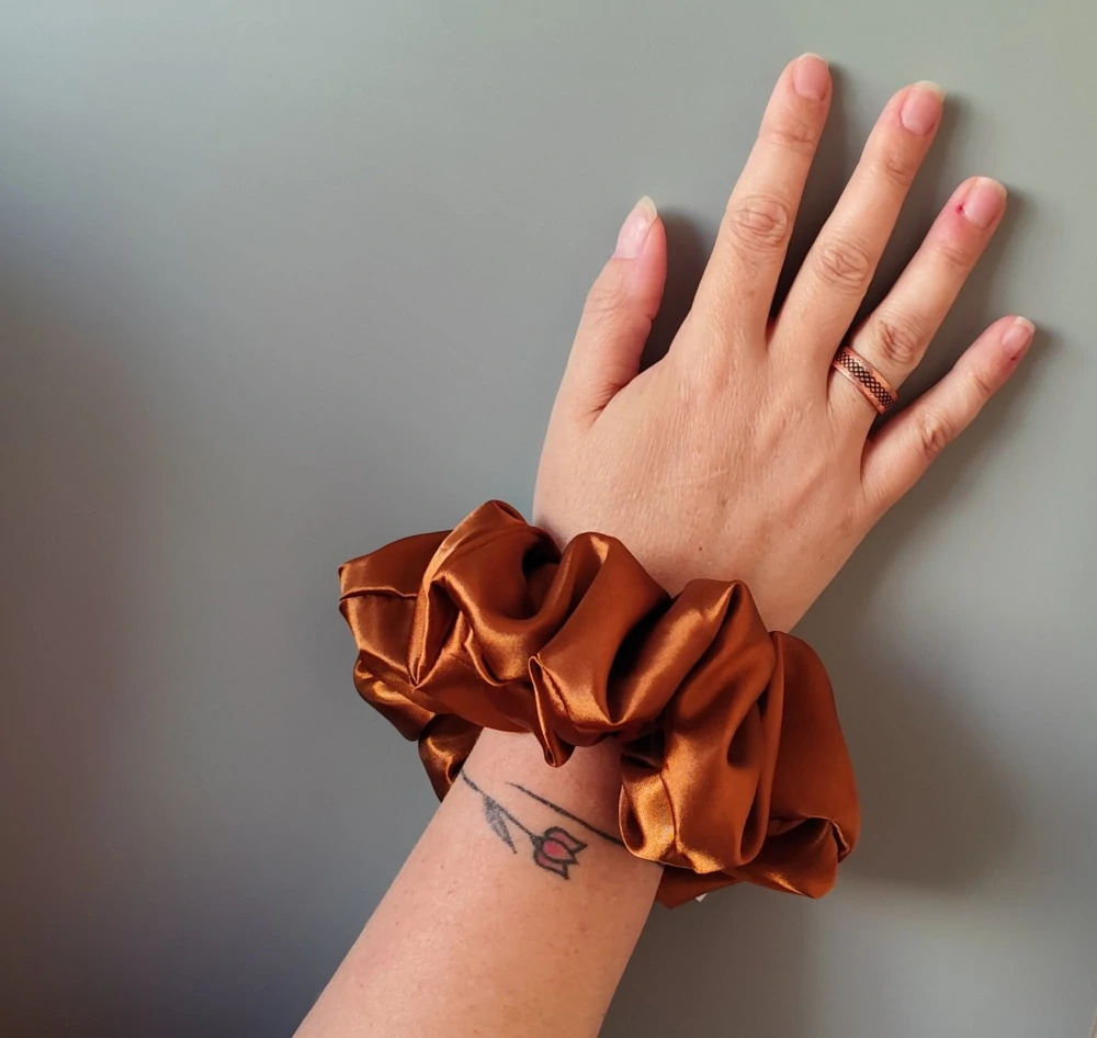 Saténová Scrunchie gumička bronzová XXL