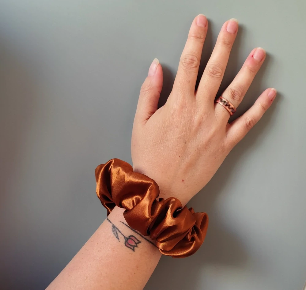 Saténová Scrunchie gumička bronzová L