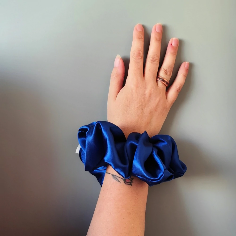 Saténová Scrunchie gumička modrá XXL
