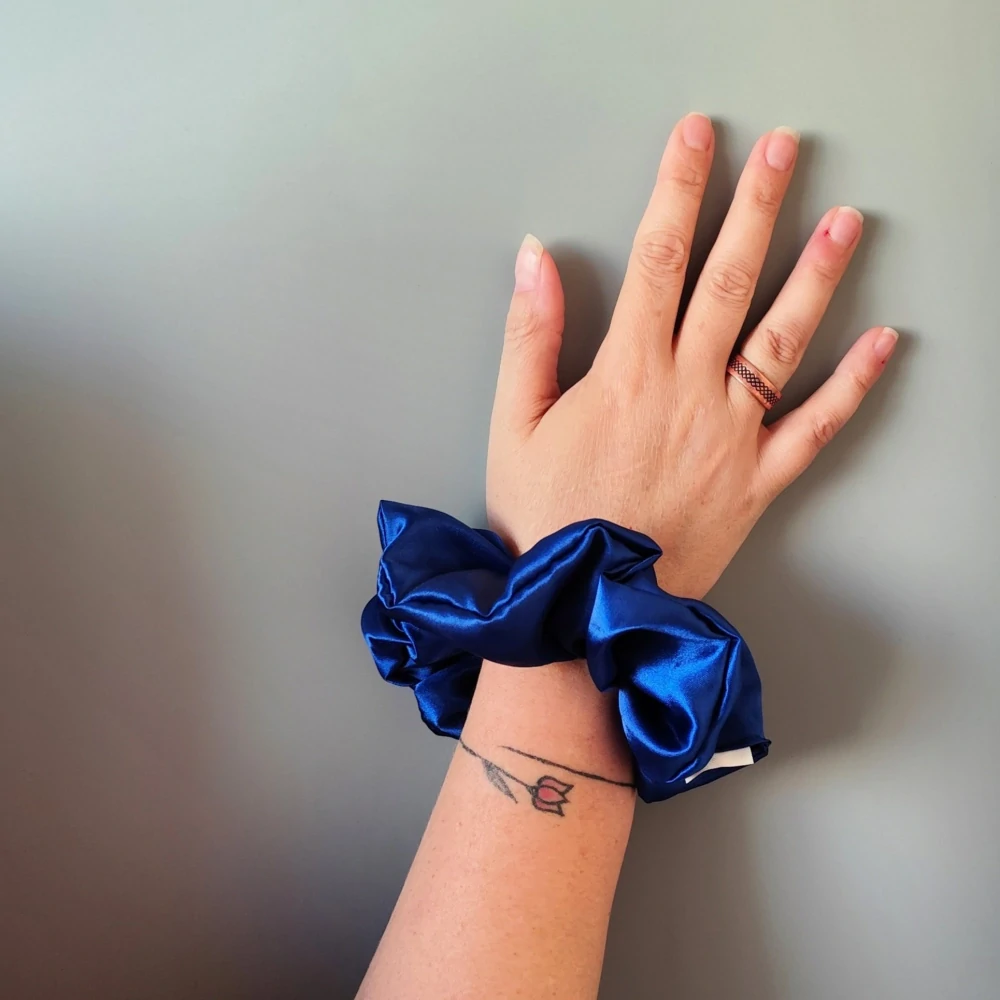 Saténová Scrunchie gumička modrá XL