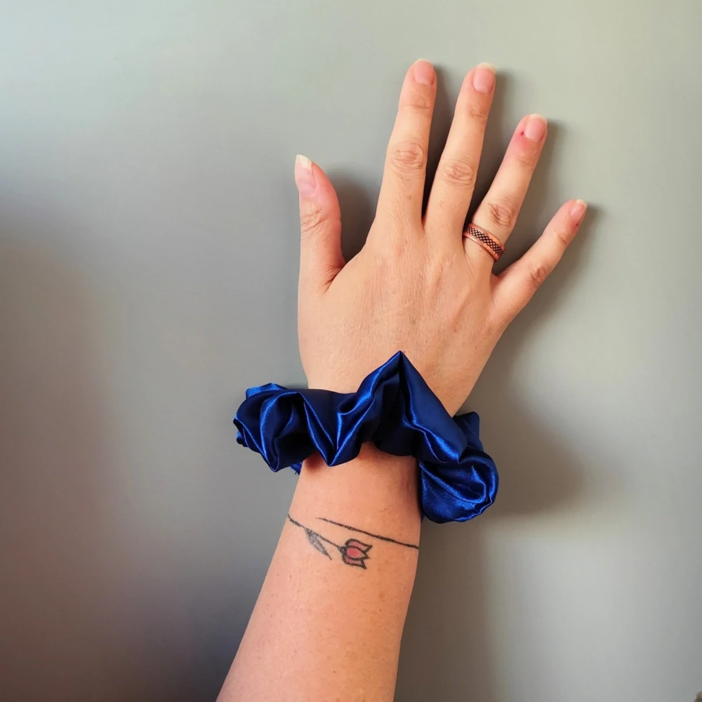 Saténová Scrunchie gumička modrá L - klasik