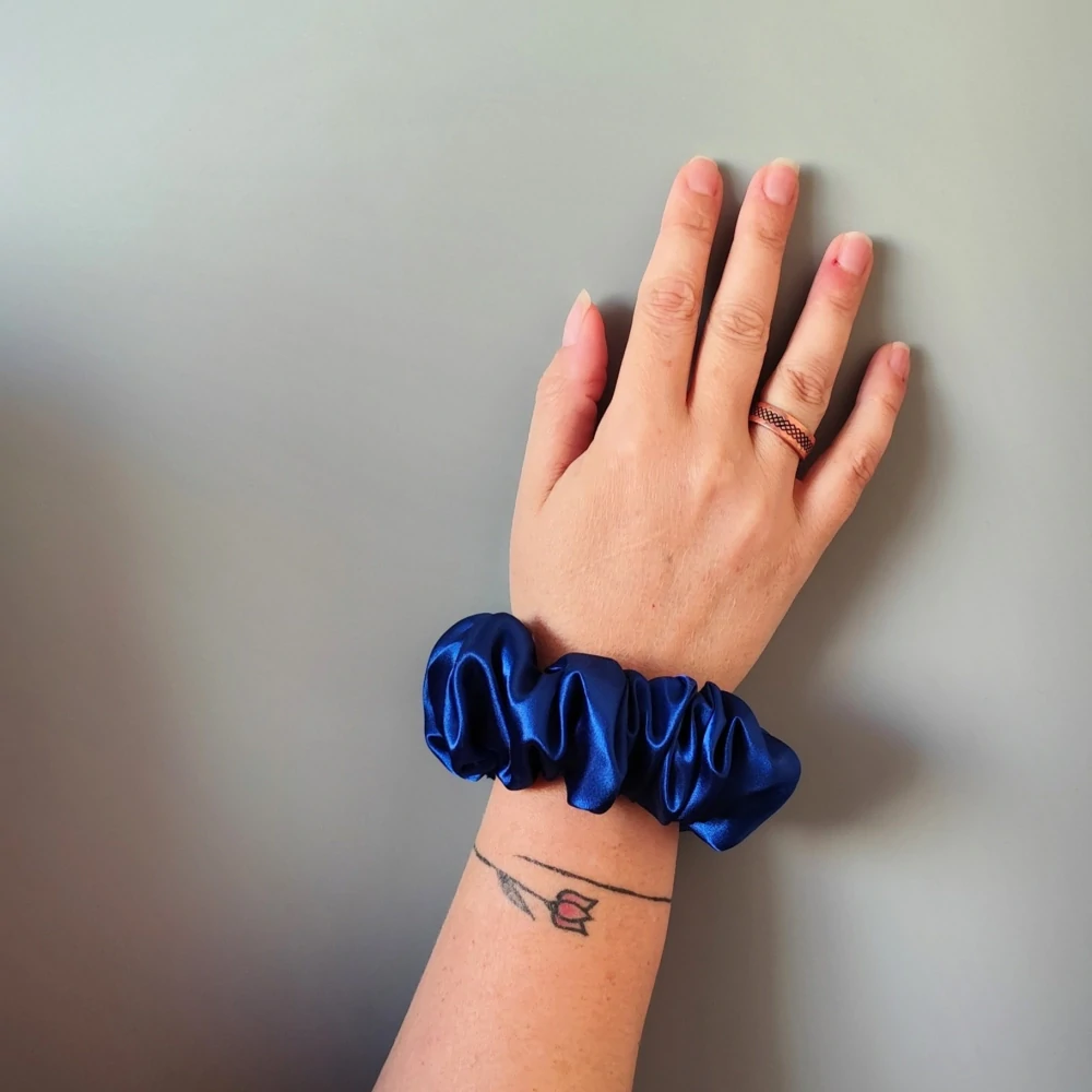 Saténová Scrunchie gumička modrá L