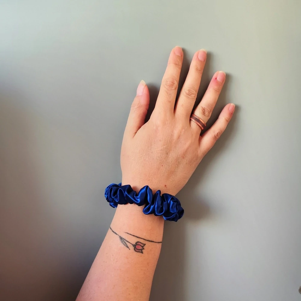 Saténová Scrunchie gumička modrá S