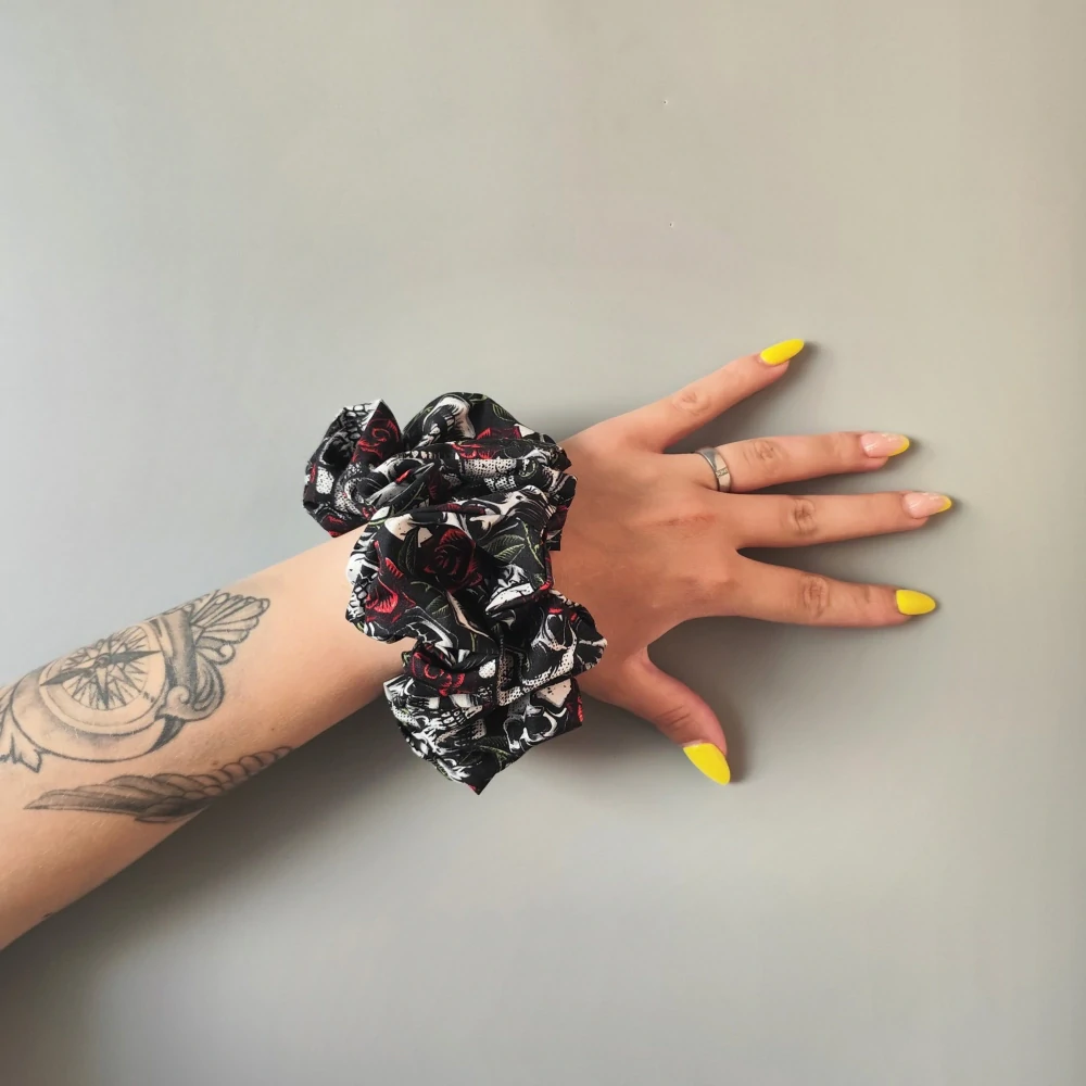 Bavlněná Scrunchie gumička lebky a růže XXL I.