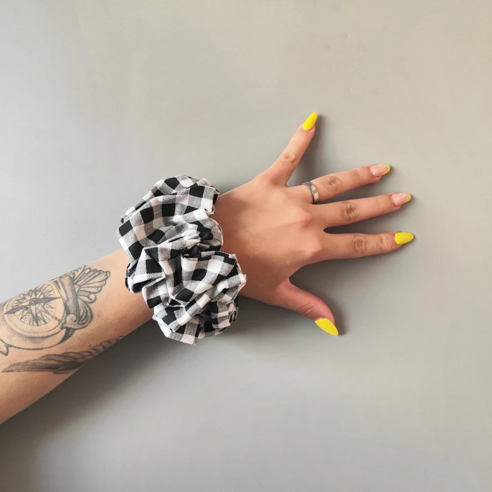 Bavlněná Scrunchie gumička černá kostka XXL I.