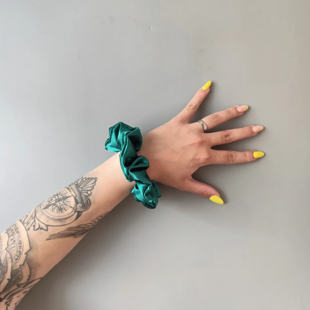 Saténová Scrunchie gumička zelená L - klasik