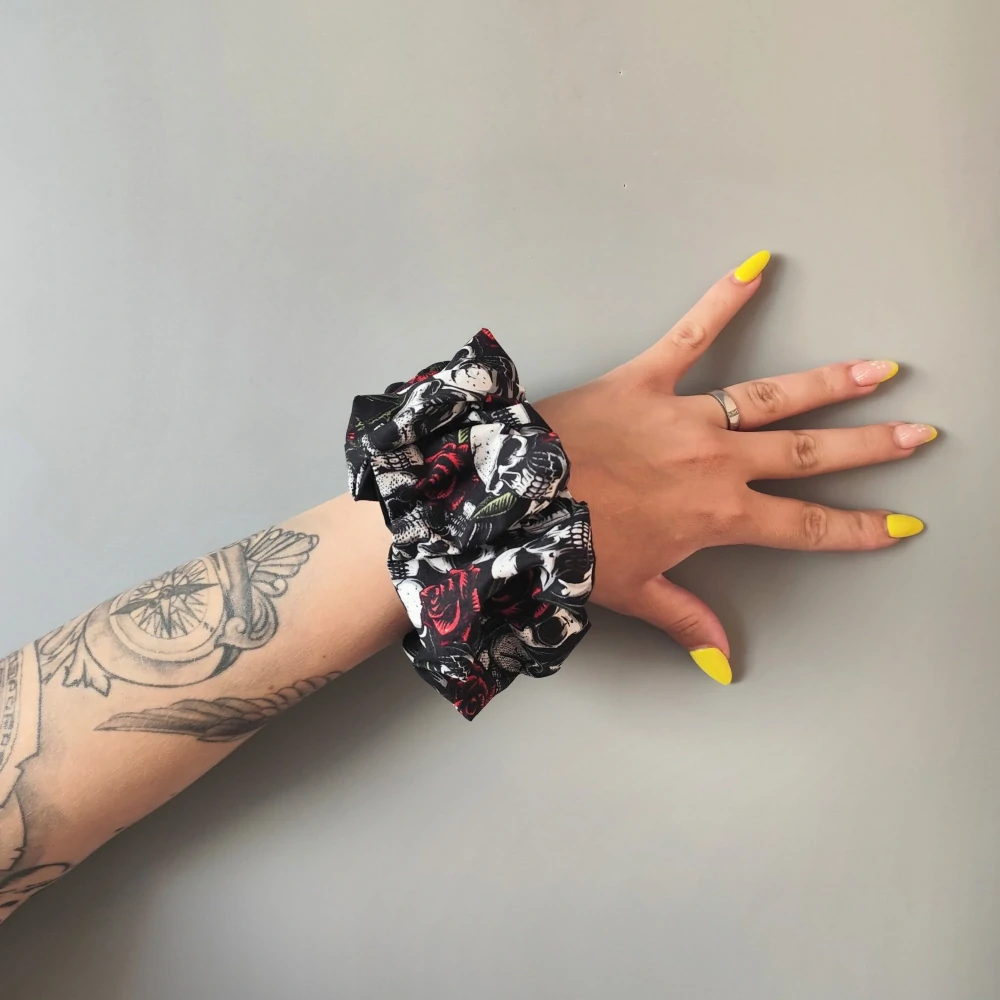 Bavlněná Scrunchie gumička lebky a růže XXL II.