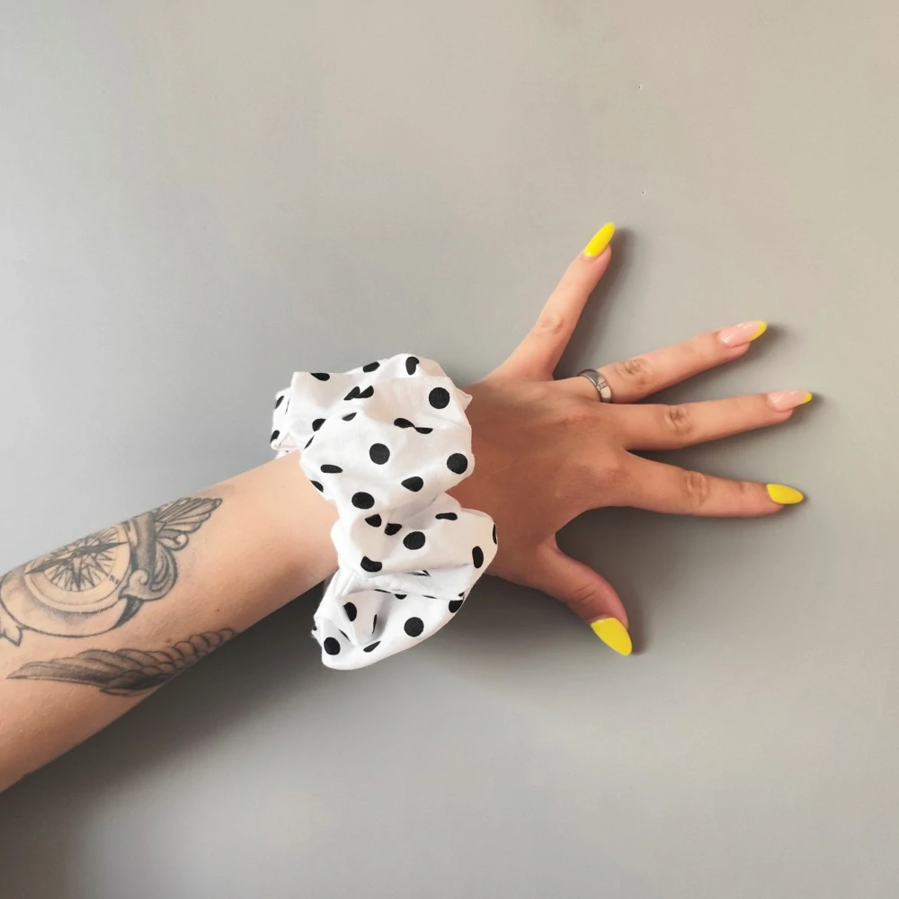 Bavlněná Scrunchie gumička černý puntík XXL