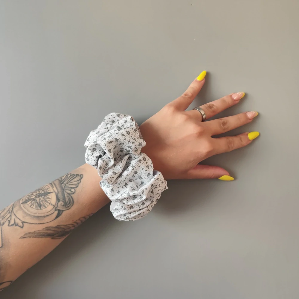 Bavlněná Scrunchie gumička kvítky XXL II.