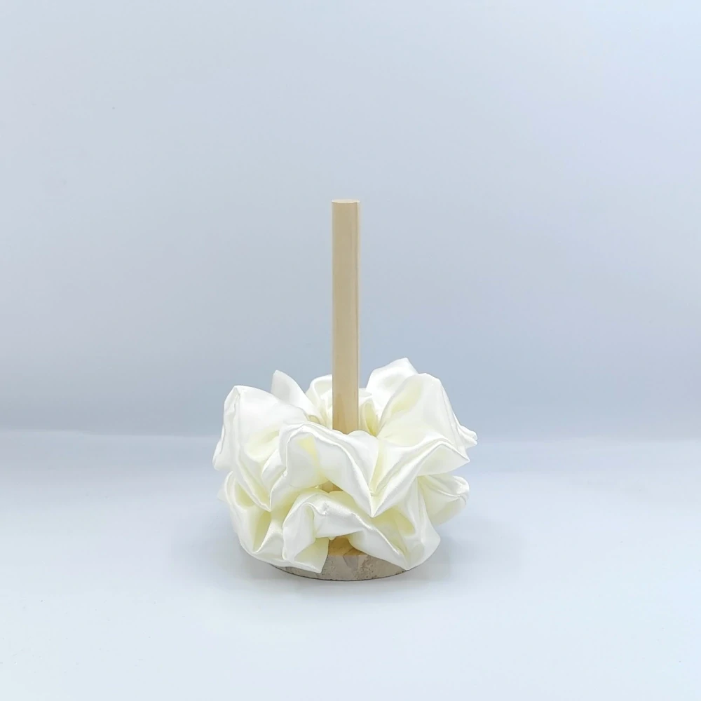 Saténová Scrunchie gumička smetanová L - klasik