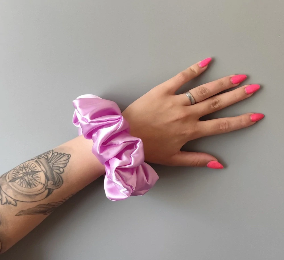 Saténová Scrunchie gumička sv. fialová XXL