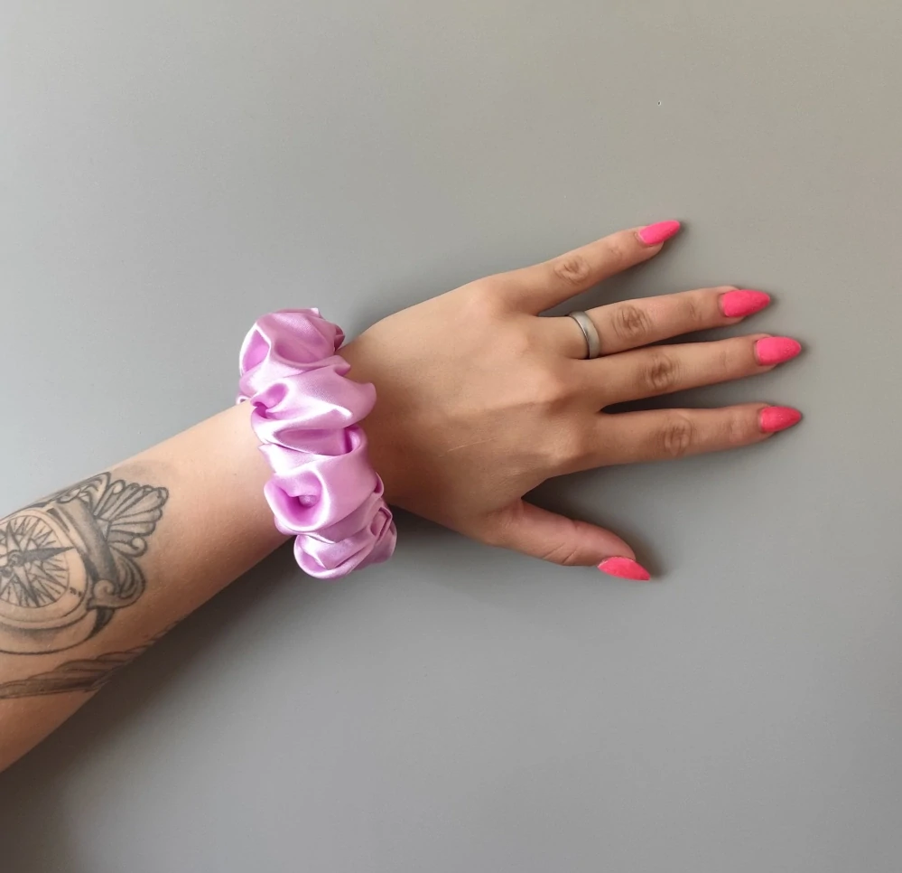 Saténová Scrunchie gumička sv. fialová L 