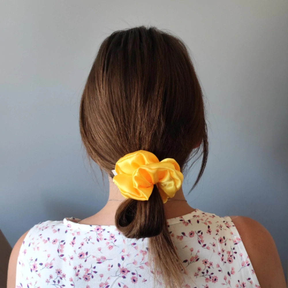 Saténová Scrunchie gumička žlutá L - klasik