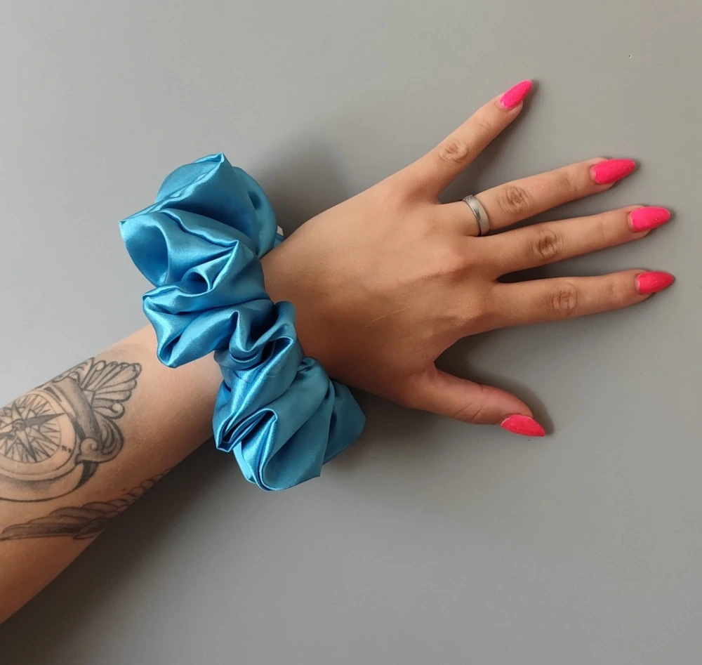 Saténová Scrunchie gumička tyrkysová XXL
